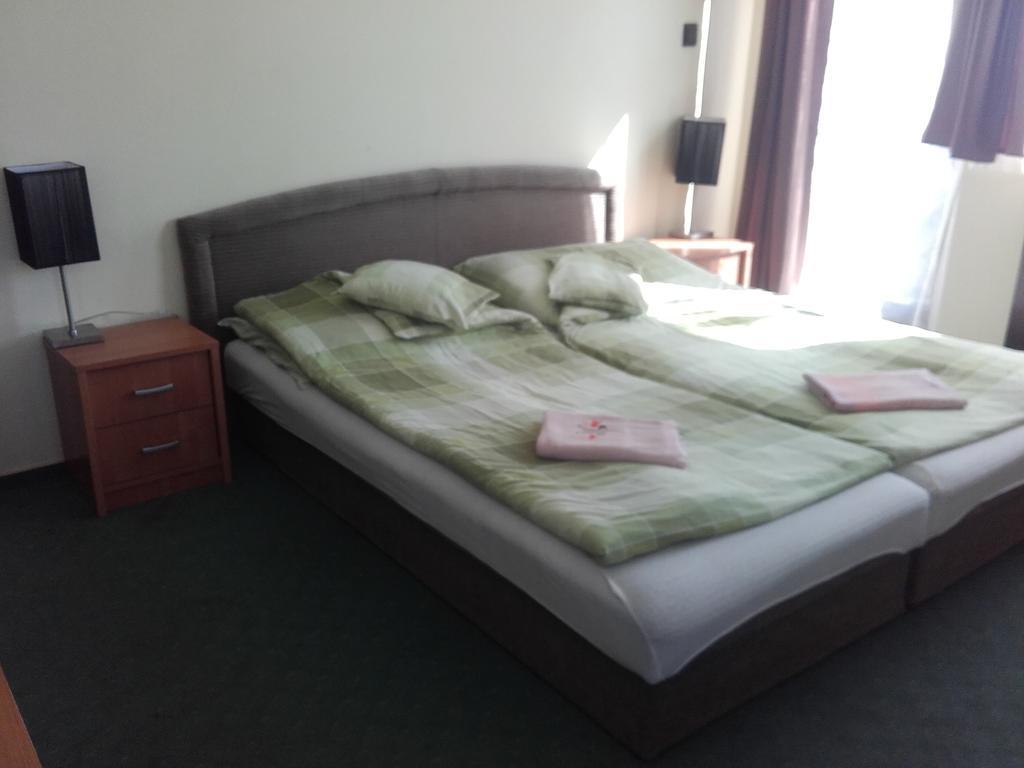 Domino Panzio Bed & Breakfast Székesfehérvár Стая снимка